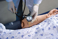 Lleno adulto avanzado - simulación modelo del oficio de enfermera masculino del cuerpo con CPR, medida de BP