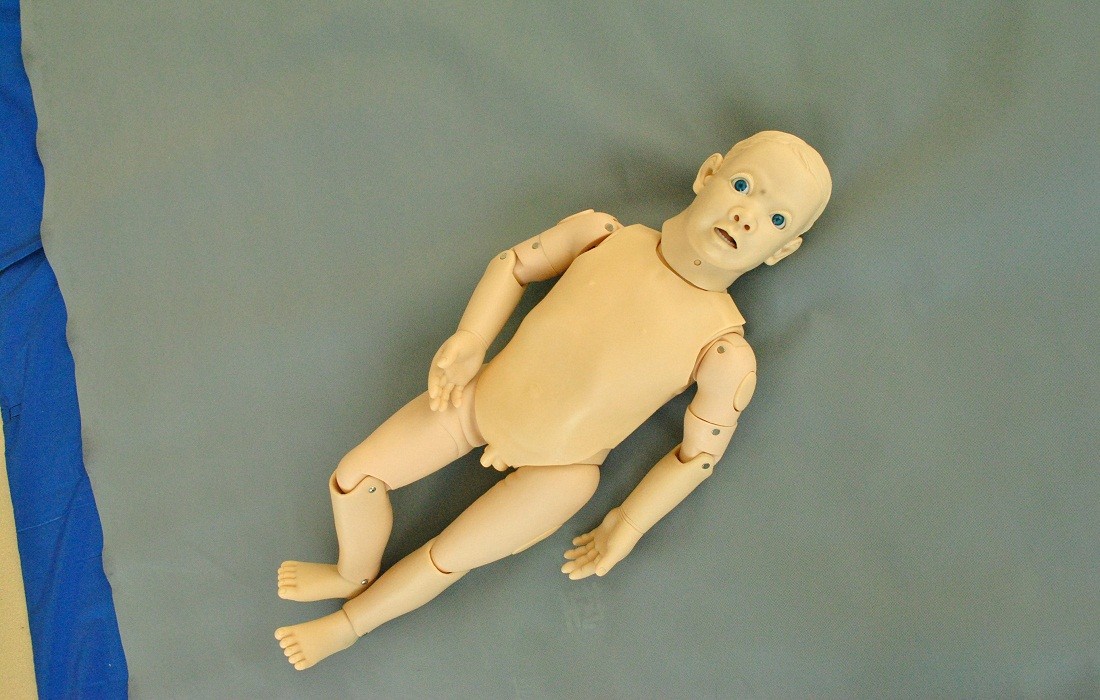 Maniquí del bebé con la sensación vacía obvia/el maniquí pediátrico de la simulación
